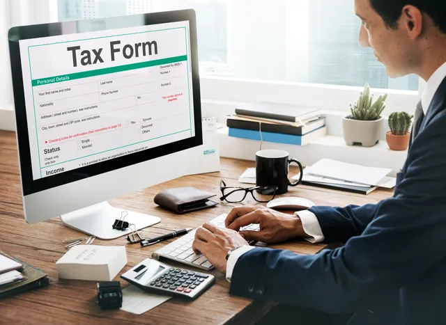 Seseorang mengisi formulir pajak di layar komputer